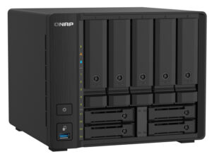 NAS Tower Qnap TS-932PX-4G - Contiene fino a 9 Hdd di cui 5 Hdd da 3.5" e 4 Hdd da 2.5". Fornito senza hard disk, 2 porte 10 GbE SFP + 2 porte 2.5GbE, 3 porte USB3.2, ram 4 Gb DDR4, processore 4CORE AL-324 1.7GHZ